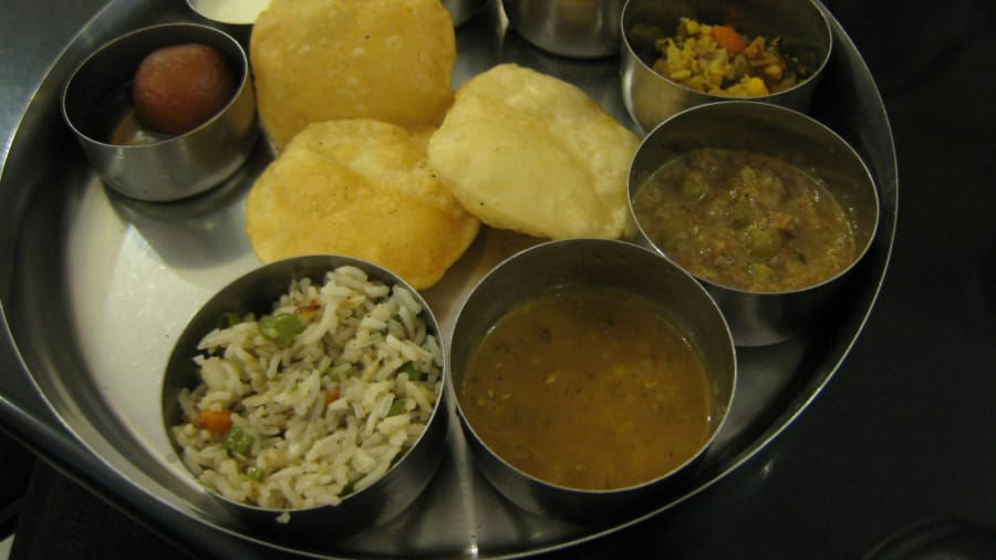   Ở bang Gujarat, bạn có thể sẽ bắt gặp Gujarati thali - một đĩa gồm nhiều món ăn khác nhau, kadhi (cà ri sữa chua chua với rau rán), sabzi (một món chay hỗn hợp), cơm basmati hấp và bánh mì rotli.  