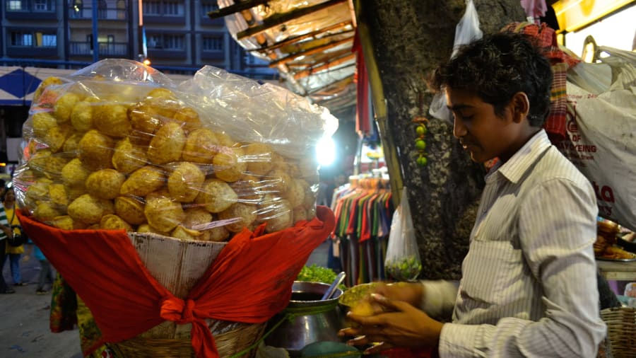   Tại TP.Kolkata ( thủ phủ của bang Tây Bengal), puchka là một trong những món ăn phổ biến. Để chế biến món này, người bán hàng sẽ chọc một lỗ nhỏ trên viên bột chiên xù, nhồi nhân vào và nhúng vào nước sốt.  