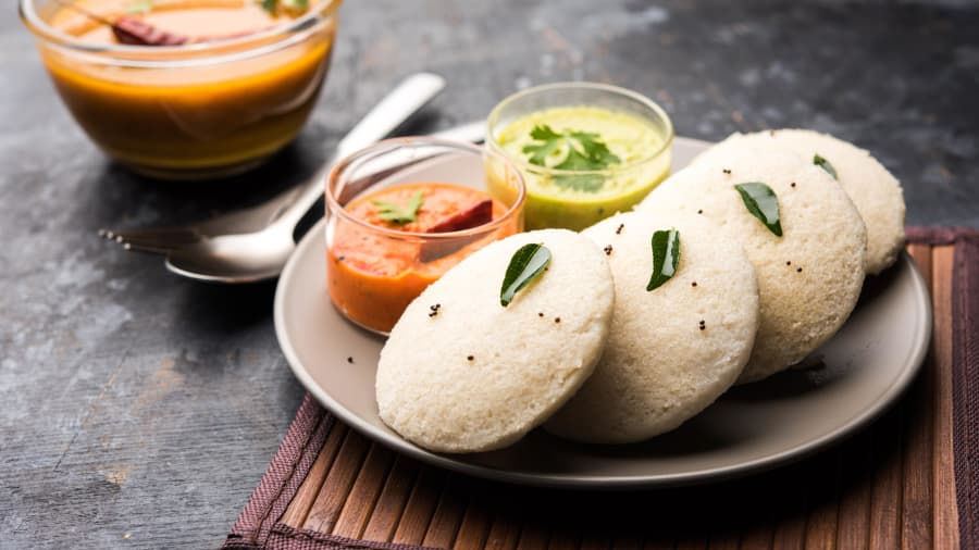   Sudip Misra, bếp trưởng của khách sạn Bengaluru Marriott Hotel Whitefield, nói với CNN Travel rằng mọi du khách nên thử món idli (bánh gạo dẻo) ngon khi đến miền Nam Ấn Độ.  