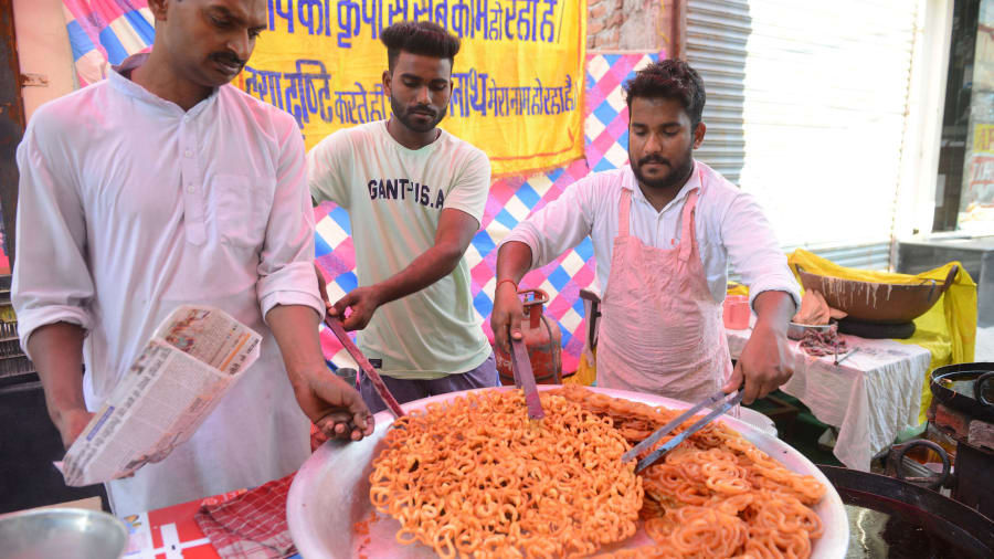   Ở miền Bắc Ấn Độ, jalebi - bột chiên thành hình tròn hoặc hình xoáy - là món ăn ngọt phổ biến, đặc biệt khi kết hợp với sữa đặc và thêm gia vị.  
