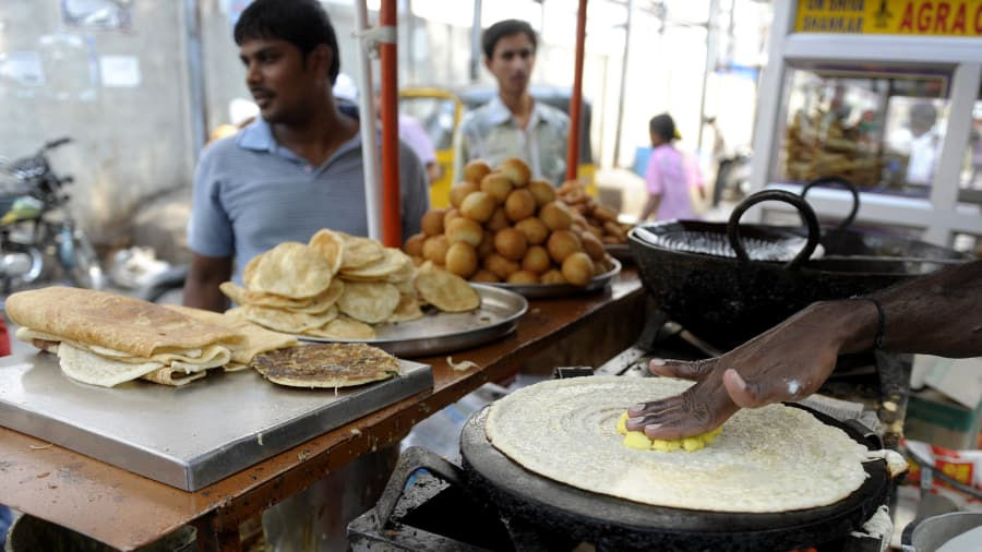   Ở Hyderabad, thủ phủ của bang Telangana, miền Nam Ấn Độ, những người bán hàng rong chuẩn bị masala dosa - một loại bánh crepe lên men thường được ăn vào bữa sáng.  