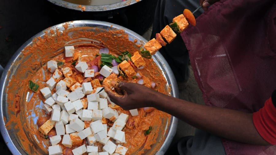   Ở TP.New Dehli, paneer tikka là món ăn nướng đường phố phổ biến, được làm từ rau củ và phô mai mềm paneer.  