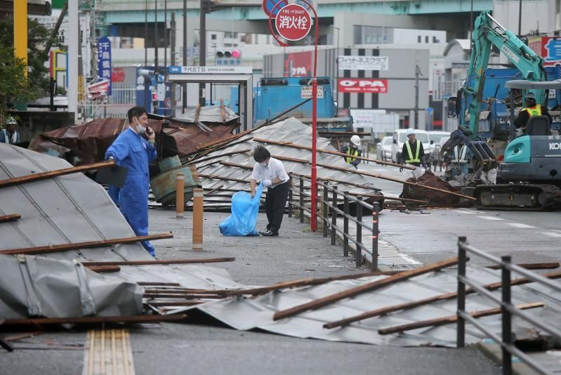 Các mái tôn bị bão Haishen cuốn ra đường ở Fukuoka hôm 7/9. Ảnh: AFP