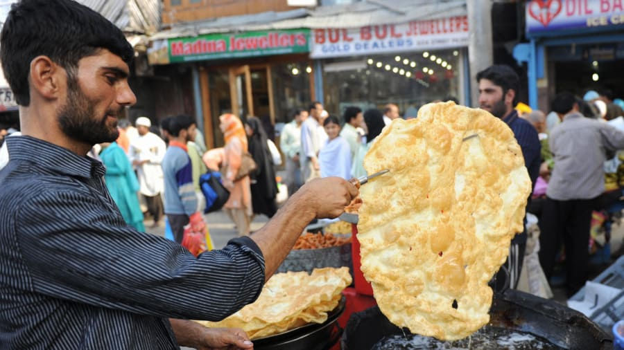   Tại bang Jammu và Kashmir, du khách có thể tìm thấy những món ăn vặt như paratha - bánh mì cắt lát rồi được chiên lên - tại mỗi góc phố.  