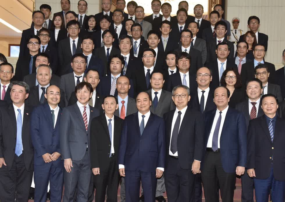         Thủ tướng chụp ảnh lưu niệm với 15 doanh nghiệp được lựa chọn trong Dự án hỗ trợ của Chính phủ Nhật Bản để đa dạng hóa nguồn cung cho chuỗi cung ứng ở nước ngoài - Ảnh: VGP/Quang Hiếu        