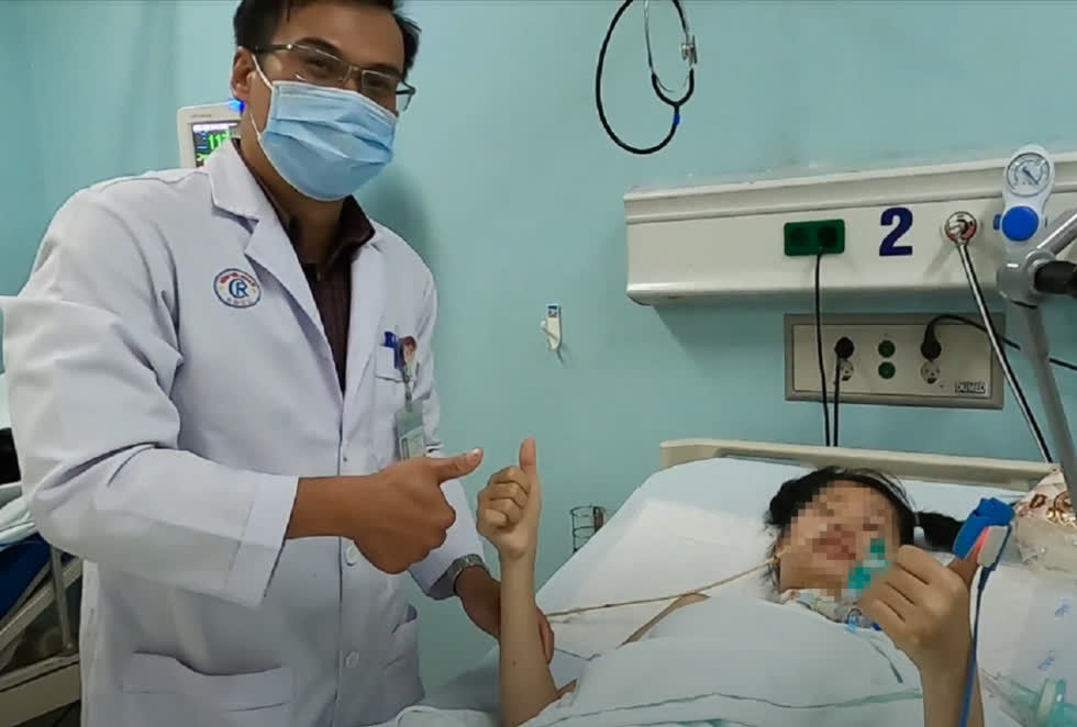 Nữ bệnh nhân 20 tuổi ở Đồng Nai tương tác với bác sĩ Sang. Ảnh: Bệnh viện cung cấp.