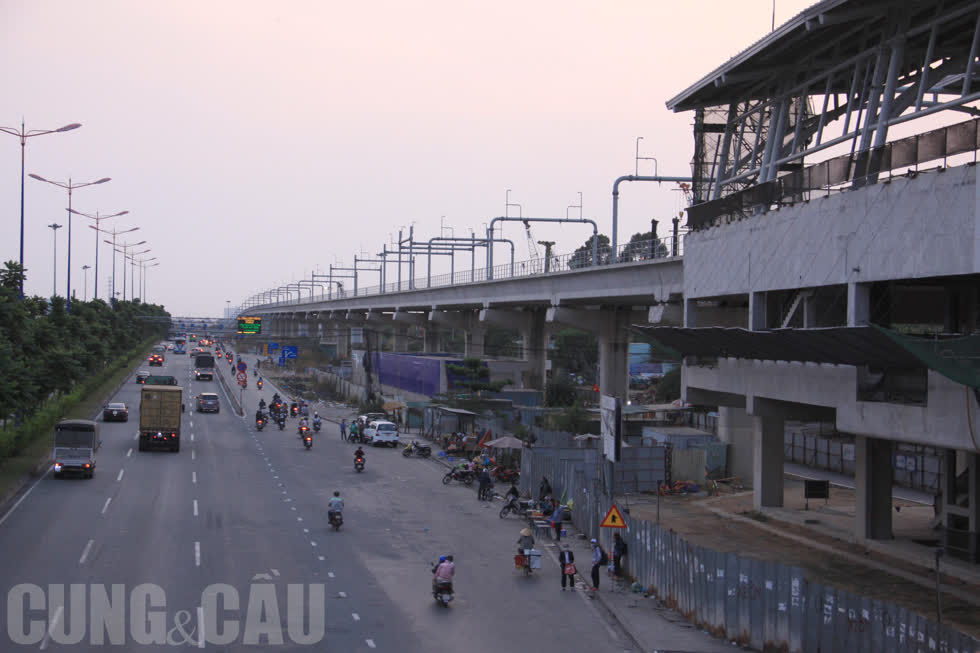 Nhà ga trên tuyến Metro số 1 nằm cạnh Xa lộ Hà Nội, đoạn trước Công viên văn hóa Suối Tiên (quận 9)