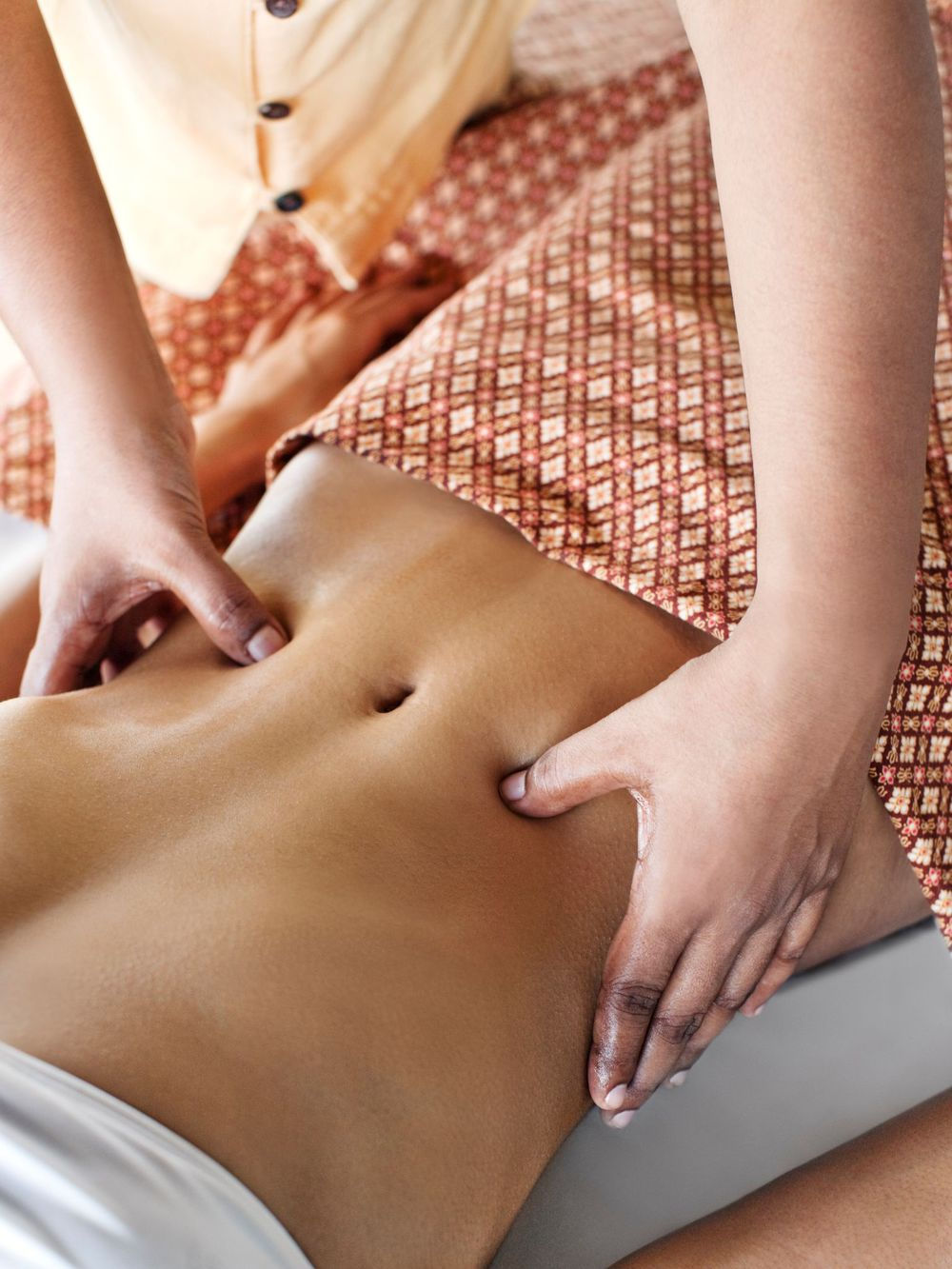 Việc massage vùng bụng rất tốt cho hệ tiêu hóa, tránh đầy hơi và hạn chế tích tụ mỡ. Ảnh: Getty Images. 