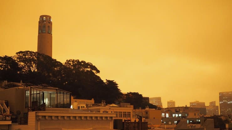   Khói trong bầu khí quyển trên cao biến bầu trời gần Tháp Coit ở San Francisco thành một màu cam kỳ lạ vào sáng ngày 9/9. Ảnh: CNBC.  