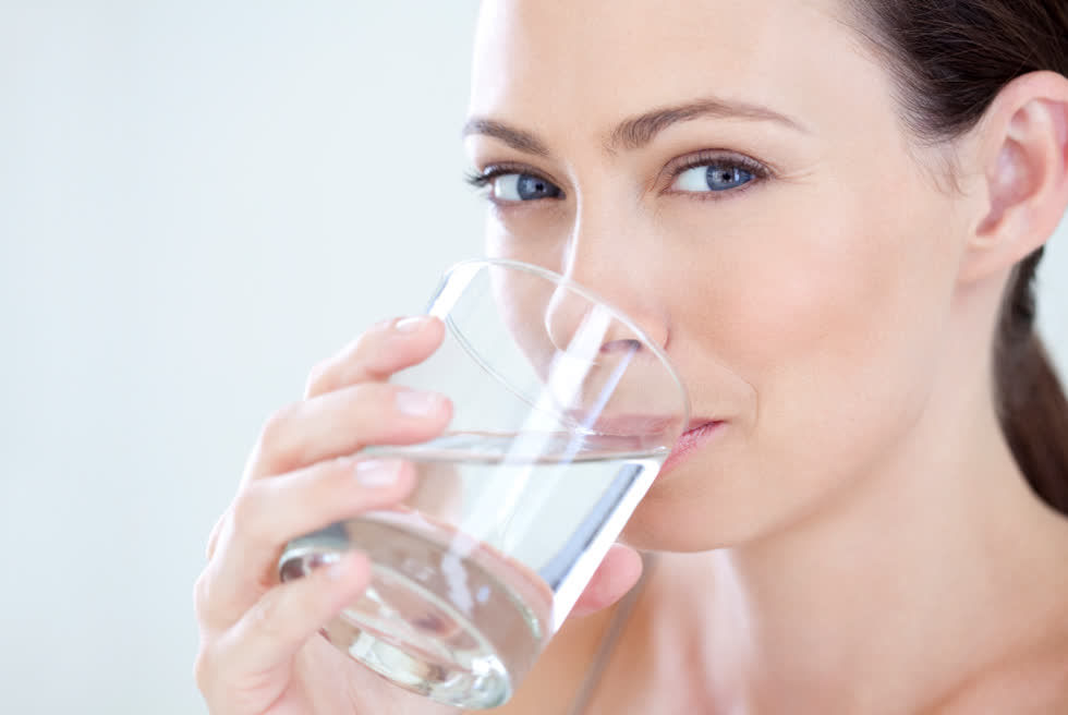 Mặc dù uống nước không thể giúp bạn giảm cân trực tiếp nhưng nó kích thích hệ thống bạch huyết và góp phần loại bỏ độc tố khỏi cơ thể. Ảnh: Getty Images.