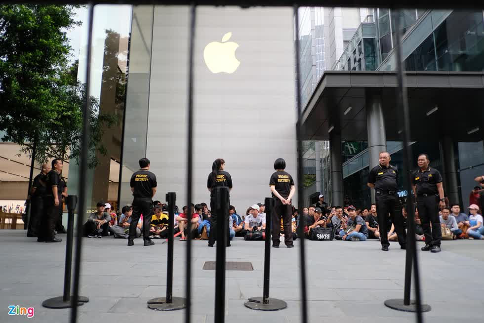 Hàng trăm người xếp hàng trước cửa Apple Store Orchard năm 2019.