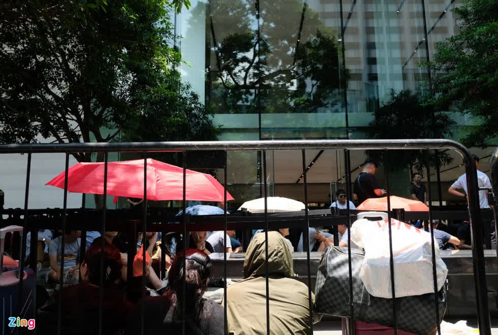 Nhiều người xem việc xếp hàng mua iPhone tại Singapore là một trải nghiệm du lịch miễn phí.