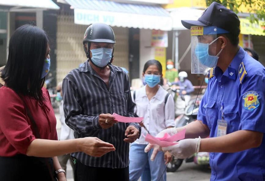 Người dân Đà Nẵng được phát thẻ đi chợ đảm bảo an toàn trong công tác phòng, chống dịch COVID-19. 
