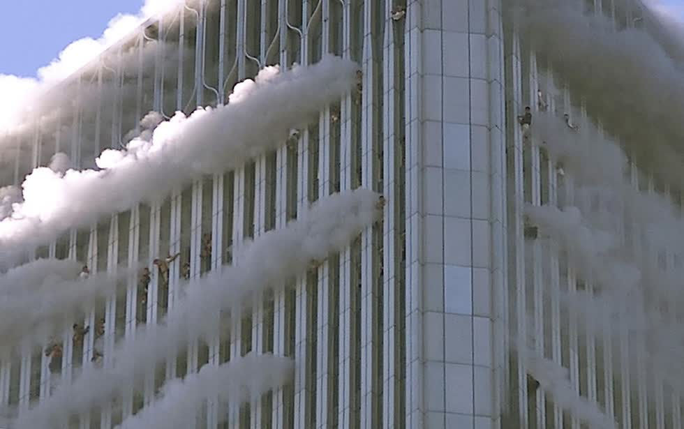 17 phút sau khi vụ tấn công đầu tiên xảy ra, chiếc máy bay số hiệu 175 của hãng United Airlines đâm vào tầng 75 đến tầng 85 của tòa tháp phía Nam. Trong ảnh, những người có mặt trong tháp Bắc treo người lơ lửng trên các cửa sổ khi khói và lửa bao trùm toàn bộ không gian những tầng cao nhất của tòa nhà. Ảnh: Getty Images