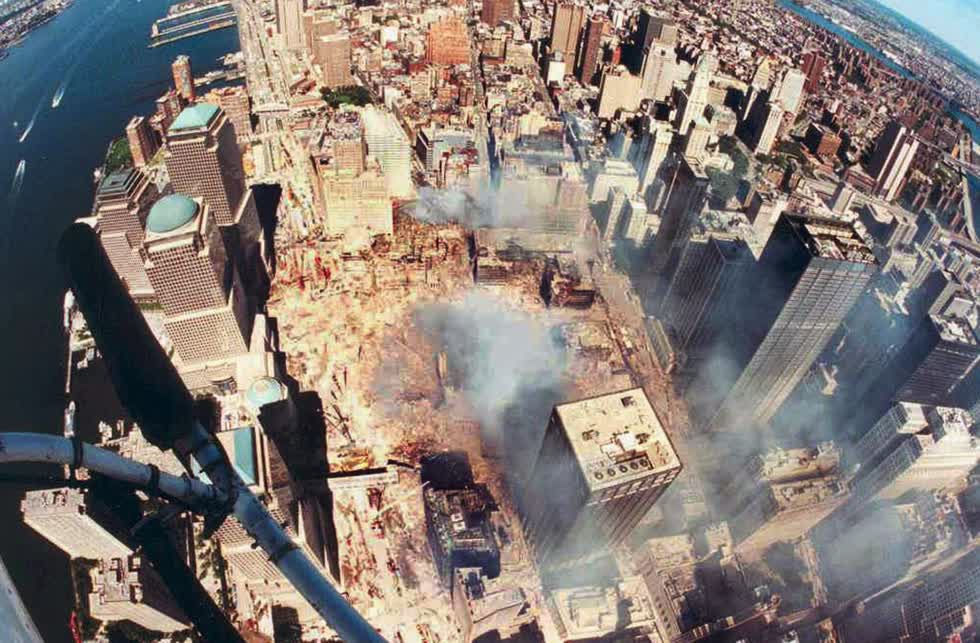 Đống đổ nát của  Trung tâm Thương mại Thế giới  bốc cháy chụp từ trên không ở Manhattan vào ngày  15/9/2001. Ảnh: Reuters/Corbis