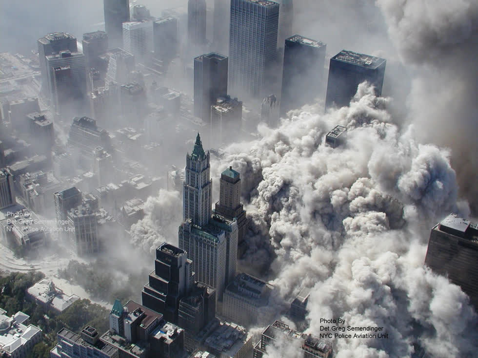 Toàn cảnh toàn Tháp Đôi sụp đổ nhìn từ trên cao. Ảnh: Getty Images