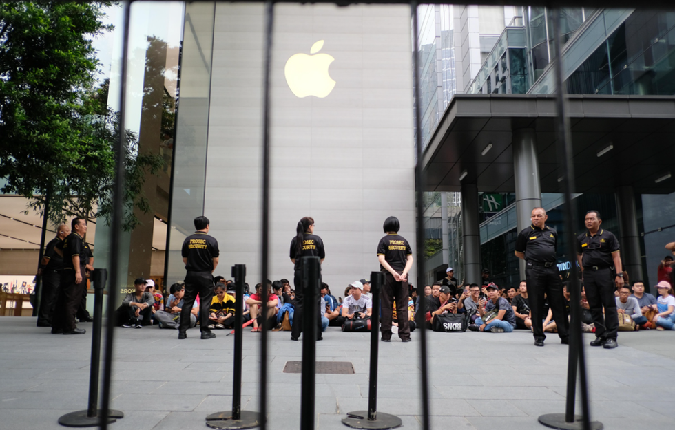 Người mua iPhone xếp hàng tại một Apple Store ở Singapore năm 2019.