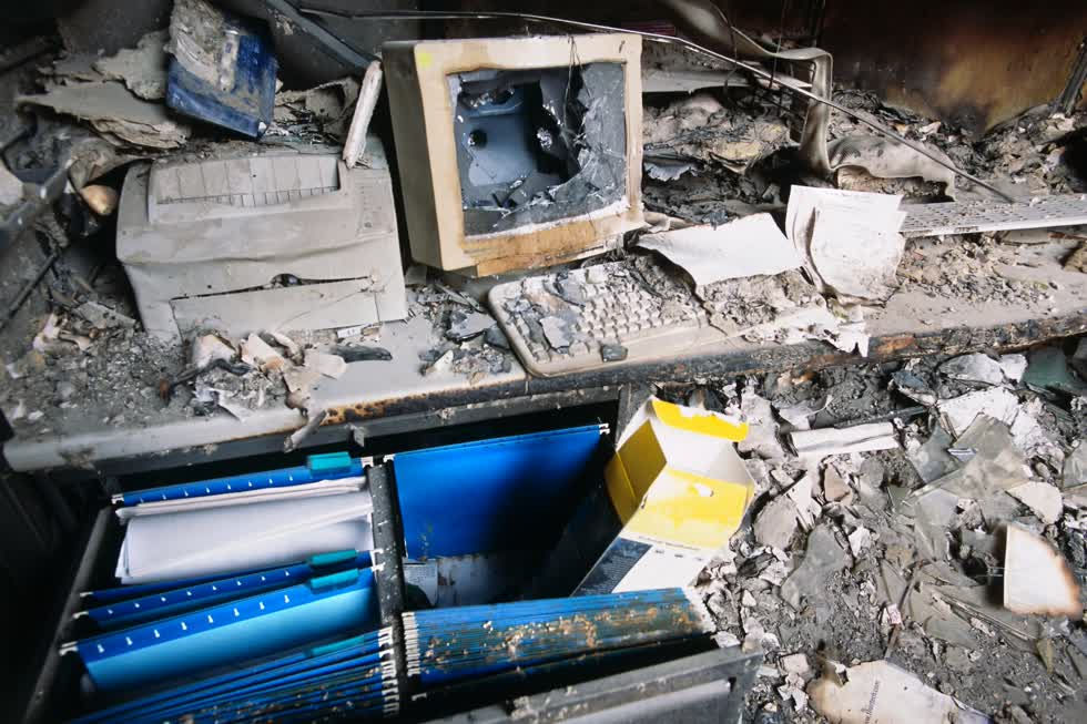 Một góc văn phòng bị phá hủy, bao phủ bởi những mảnh vỡ của vụ sập Trung tâm Thương mại Thế giới. Ảnh: Peter Ginter/Science Faction/Corbis