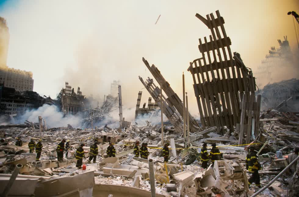 Đống đổ nát của Trung tâm Thương mại Thế giới cháy âm ỉ vào ngày 12/9/2001 khi lính cứu hỏa tiếp tục nỗ lực phục hồi. Ảnh: Porter Gifford/Corbis/Getty Images