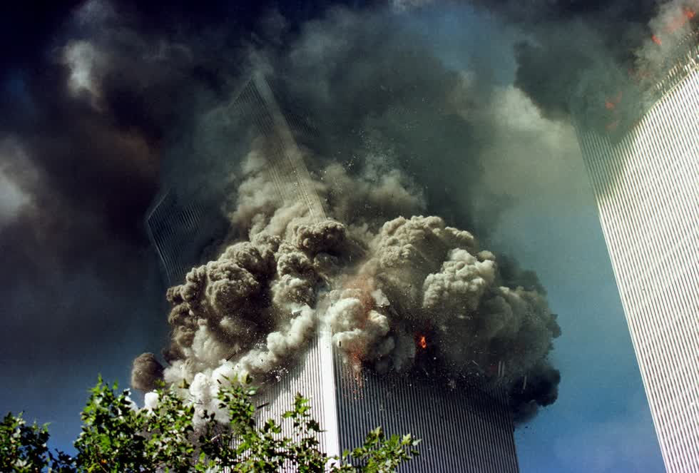 Tòa tháp phía Nam của Trung tâm Thương mại Thế giới sụp đổ lúc 9h59 sáng 11/9, tức 56 phút sau khi bị tấn công. 29 phút sau đó, công trình song sinh của nó cũng sụp đổ sau khi bị tấn công 1 giờ 42 phút. Trong ảnh, giây phút cuối cùng của tòa tháp phía Nam trước khi nó sụp đổ. Ảnh:  Getty Images 