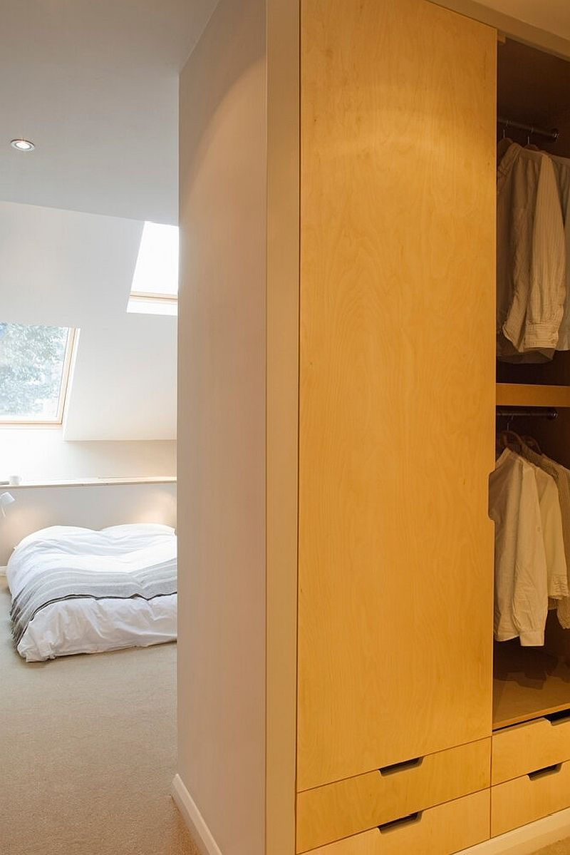   Tủ quần áo cung cấp không gian lưu trữ thoải mái, đồng thời giúp phân định các khu vực chức năng bên trong phòng ngủ.  
