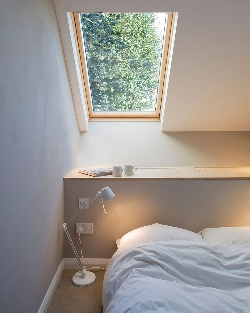  Tủ tích hợp cho bức tường đầu giường giúp gia tăng không gian lưu trữ trong phòng ngủ nhỏ hẹp của ngôi nhà mỏng 2,3m.  