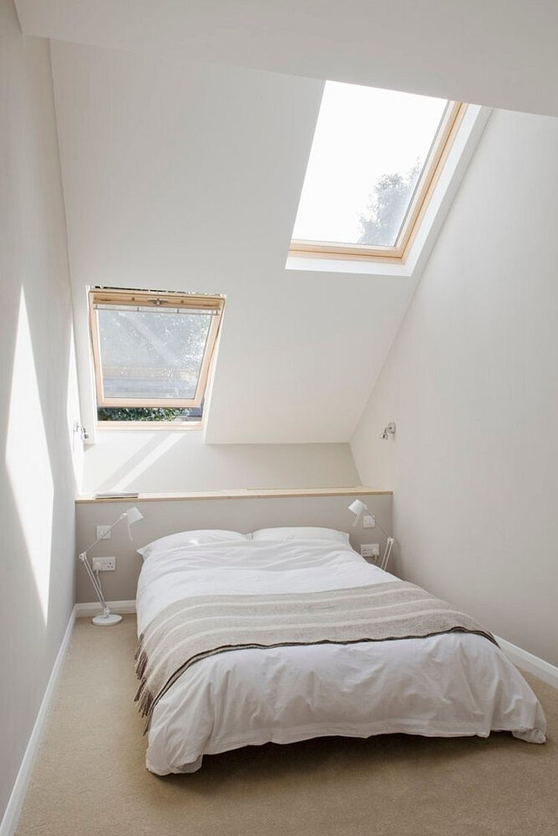   Phòng ngủ tuy nhỏ hẹp nhưng vẫn rất chất với màu trắng pha chút xám nhạt, trần nghiêng và hệ cửa sổ trời so le ấn tượng.  