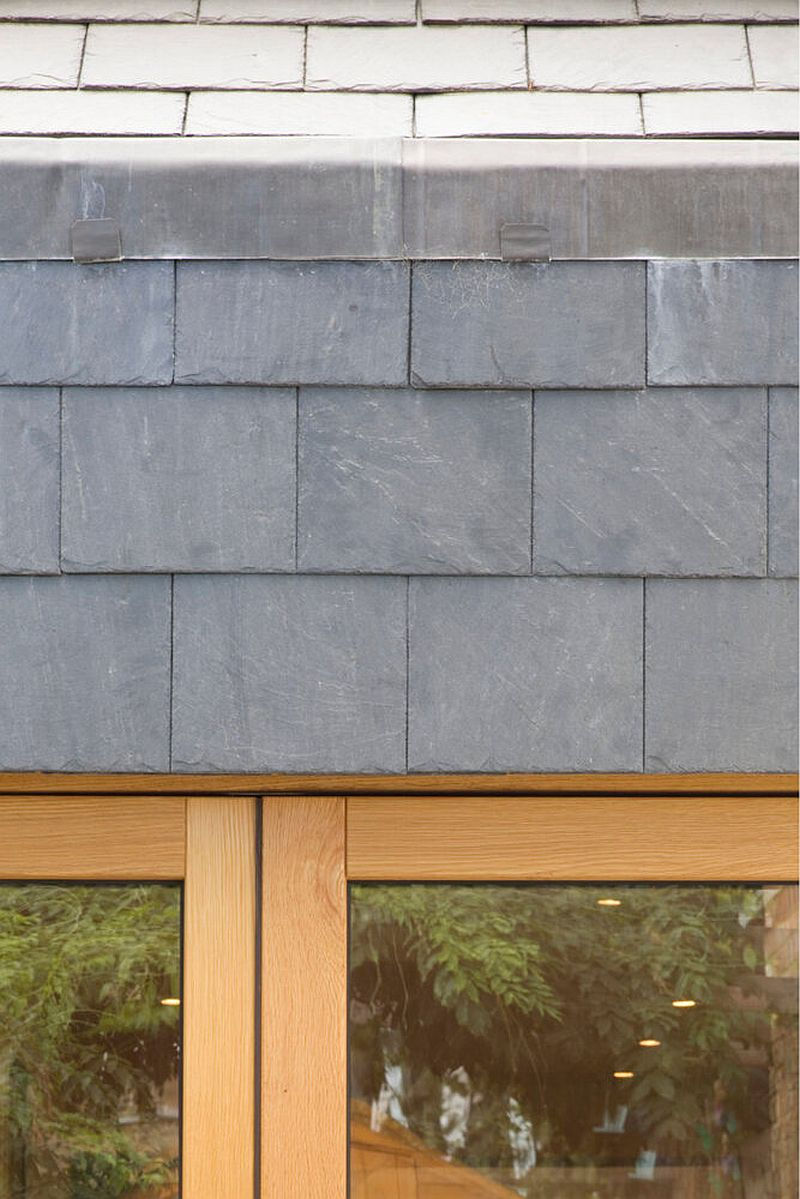 Gạch xám cùng với gỗ và kính tạo hình ngôi nhà nhỏ hẹp ở London này ở bên ngoài.