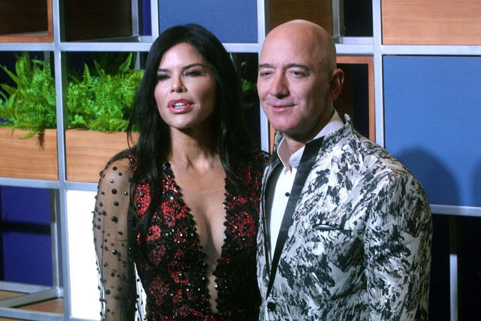   Jeff Bezos và bạn gái Lauren Sanchez tham dự một sự kiện do Amazon Prime Video tổ chức tại Mumbai, Ấn Độ hồi đầu năm. Ảnh: Bloomberg.  