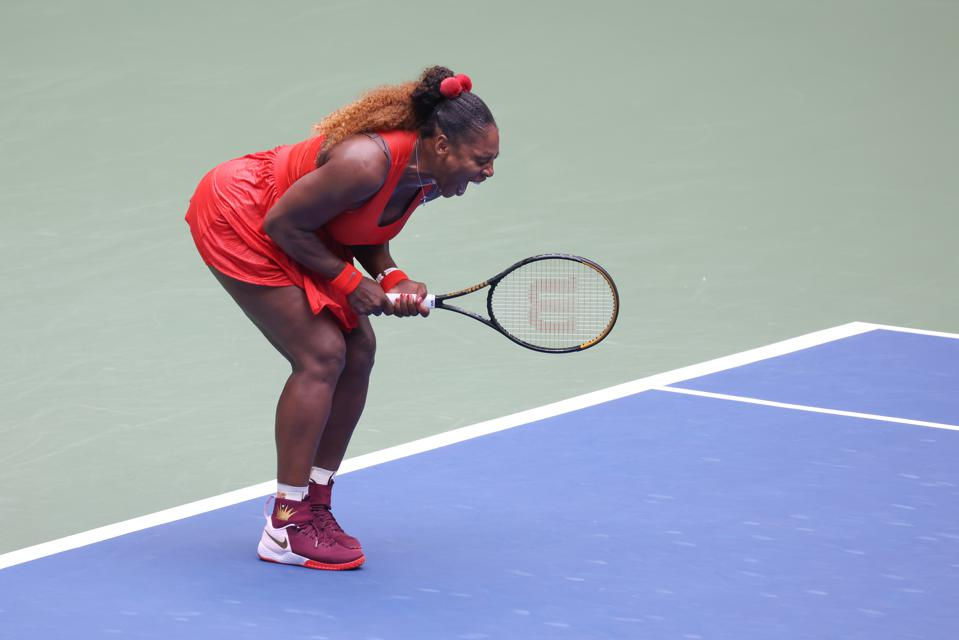   Serena Williams phản ứng khi bẻ gãy Tsvetana Pironkova của Bulgaria trong set thứ hai trong trận tứ kết Đơn nữ vào hôm 9/9 trong khuôn khổ US Open. Ảnh: Getty.  