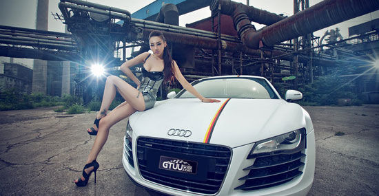 Cặp chân dài miên man và thân hình bốc lửa của người đẹp kết hợp thật hoàn hảo với siêu xe Audi R8 màu trắng.