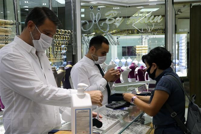 Người dân mua trang sức tại một cửa hàng vàng ở Ankara, Thổ Nhĩ Kỳ. Ảnh: THX/TTXVN.