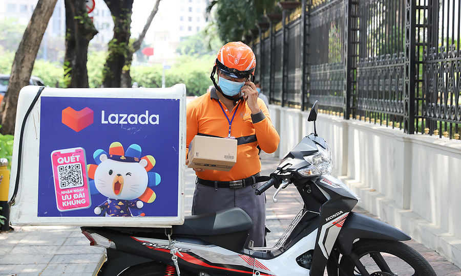 Có khả năng Lazada sẽ sở hữu thêm đội ngũ giao hàng riêng từ Grab. Ảnh: Lazada Việt Nam