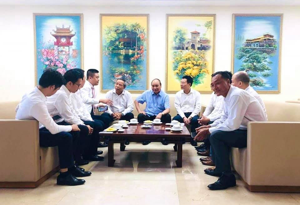 Ông Quảng cho biết: “Những bức ảnh này được chụp trong giờ giải lao tại buổi họp thường kỳ Ủy ban Quốc gia về Chính phủ Điện tử. Tôi cùng anh em startup công nghệ được Thủ tướng gọi riêng đến uống trà và nói chuyện”. Ảnh: FBNV