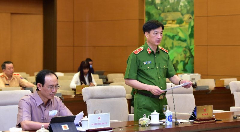 Thứ trưởng Bộ Công an Nguyễn Duy Ngọc báo cáo tại phiên họp. Ảnh: Quochoi.vn