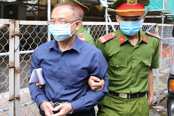 Bị cáo Nguyễn Thành Tài, cựu Phó Chủ tịch UBND TP.HCM với vẻ ngoài tiều tụy bị áp giải đến tòa từ sớm. Ảnh: báo Đầu tư