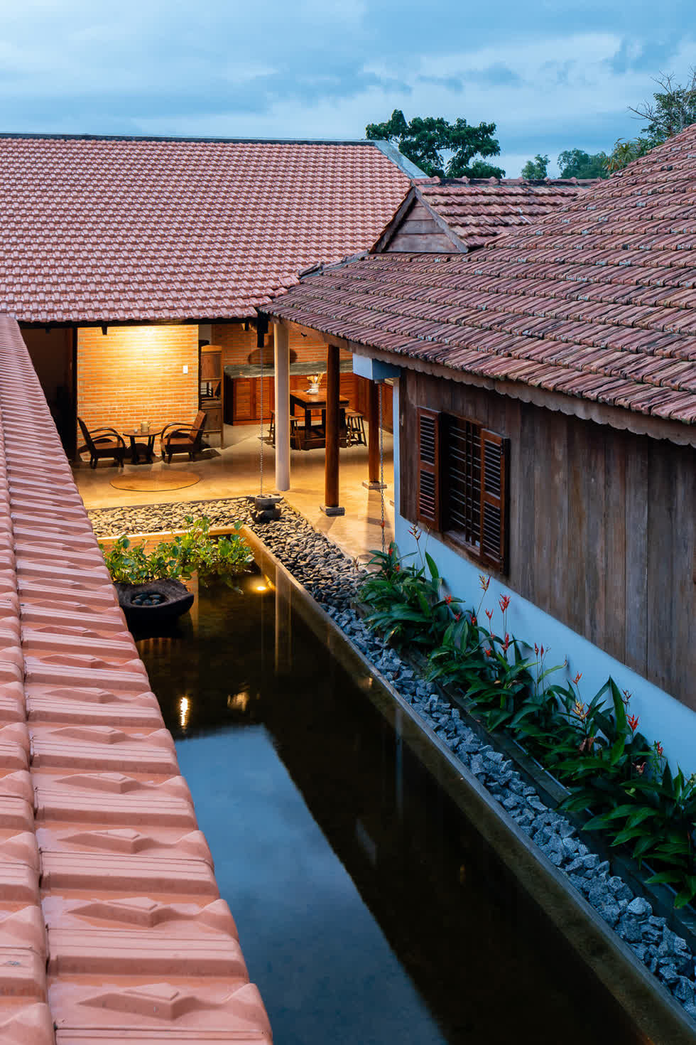 Mái ngói dốc là một thiết kế quen thuộc với những ngôi nhà ở vùng nông thôn Việt Nam.