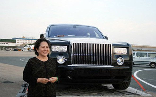 Bà Diệp bên chiếc Rolls Royce đắt nhất Việt Nam thời bấy giờ. Ảnh: Soha