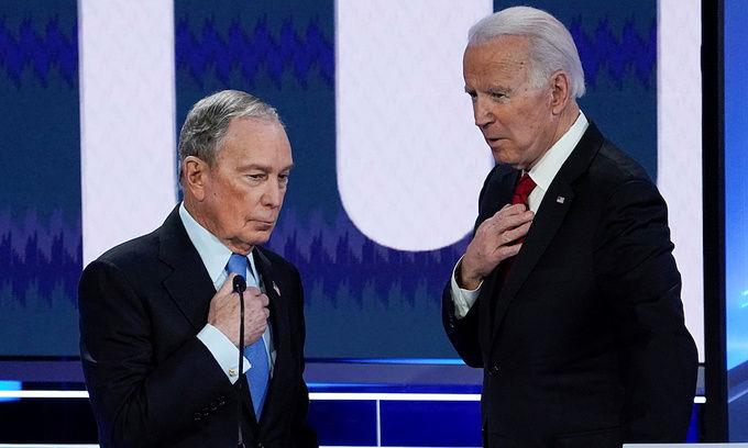 Tỷ phú Mike Bloomberg (trái) và cựu phó tổng thống Joe Biden tại Las Vegas hồi tháng hai. Ảnh: Reuters