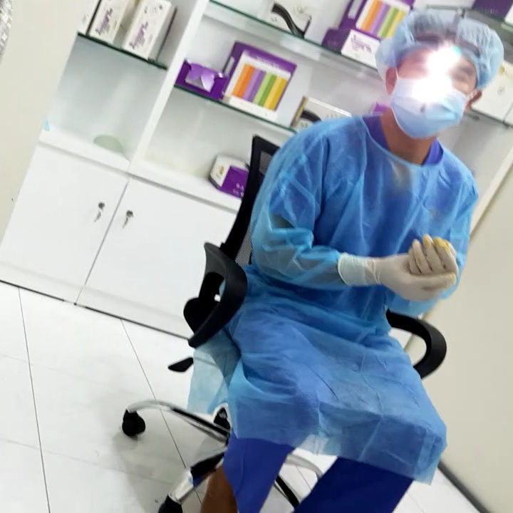 Bác sĩ Hưng tư vấn cho khách hàng khi còn mặc đồ phẫu thuật. Ảnh cắt từ clip. 