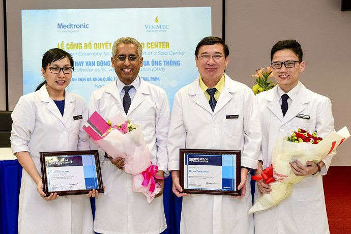  GS.TS Võ Thành Nhân - Giám đốc Trung tâm Tim mạch Vinmec Central Park (thứ hai từ phải qua) được công nhận là chuyên gia đầu tiên của Việt Nam về kỹ thuật thay van động mạch chủ qua da (TAVI). 