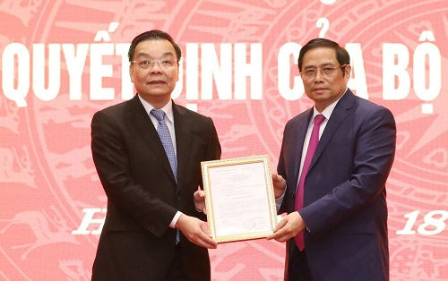 Trưởng Ban Tổ chức Trung ương Phạm Minh Chính trao quyết định của Bộ Chính trị cho ông Chu Ngọc Anh. Ảnh: VGP