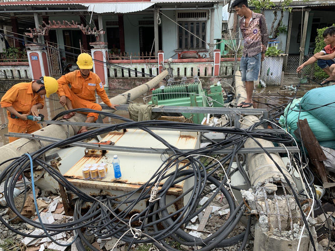 Bão số 5 gây ngã trụ điện tại nhiều địa phương thuộc tỉnh Thừa Thiên - Huế. Ảnh: báo Người Lao Động