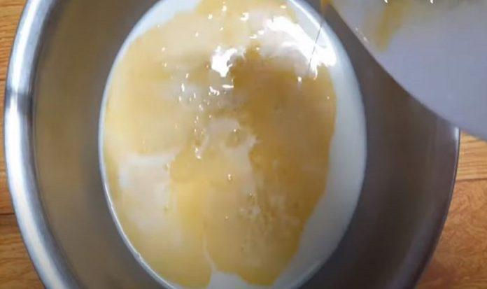 Trộn đều hỗn hợp trứng, sữa tươi, sữa đặc và nước sôi rồi lọc qua rây cho mịn (Nguồn: Góc Bếp Nhỏ)
