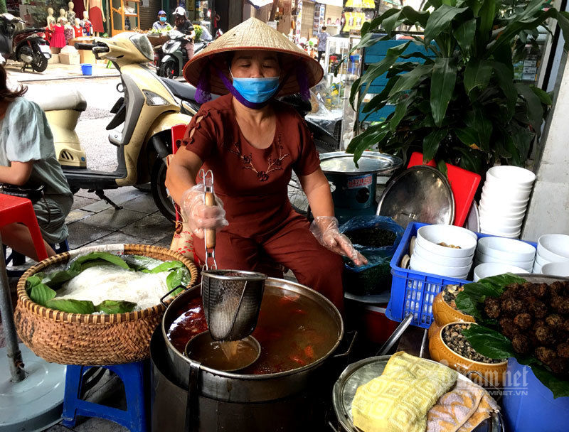 Từ gánh bún rong đến quán nhỏ trên phố Nguyễn Siêu, hơn 3 thập kỷ bún ốc của cô Huệ vẫn giữ được hương vị truyền thống 