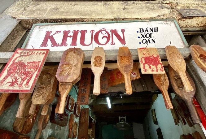 Biển hiệu cửa hàng ông Quang là 4 chữ vẽ tay, lọt thỏm trên con phố Hàng Quạt, Hà Nội.