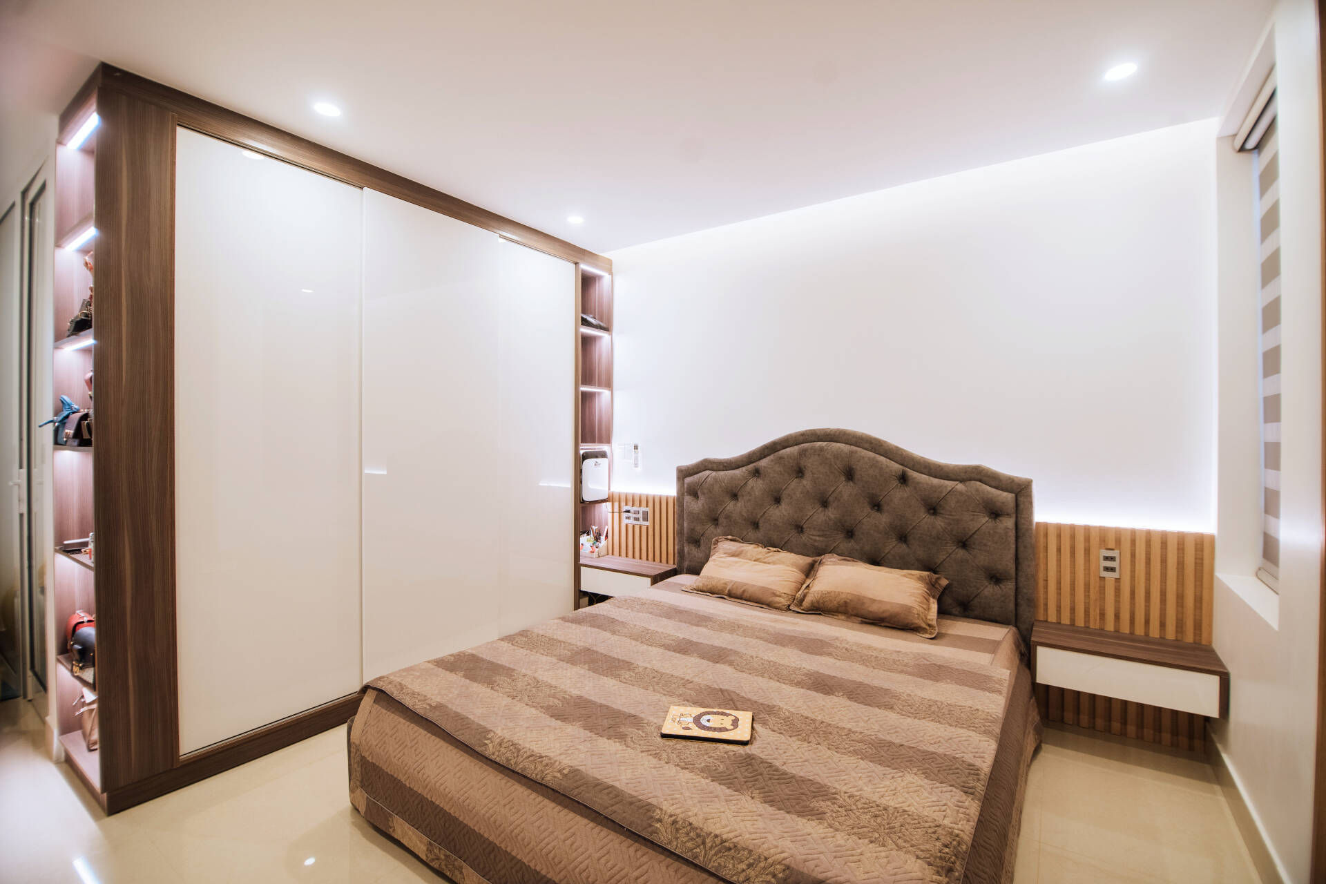  Phòng ngủ master sở hữu thiết kế sang trọng và ấm cúng. 