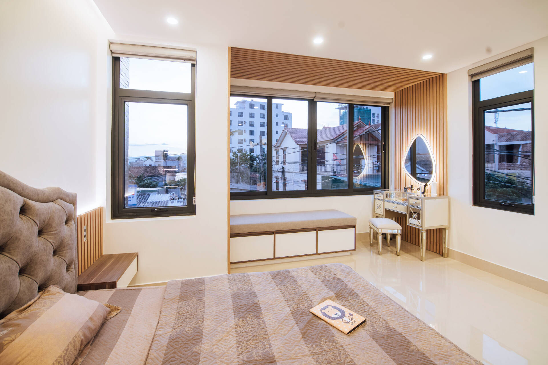  Để tạo điểm nhấn cho căn phòng, nhóm thiết kế sử dụng những lam gỗ ốp phần khung cạnh cửa sổ cùng tường đầu giường 