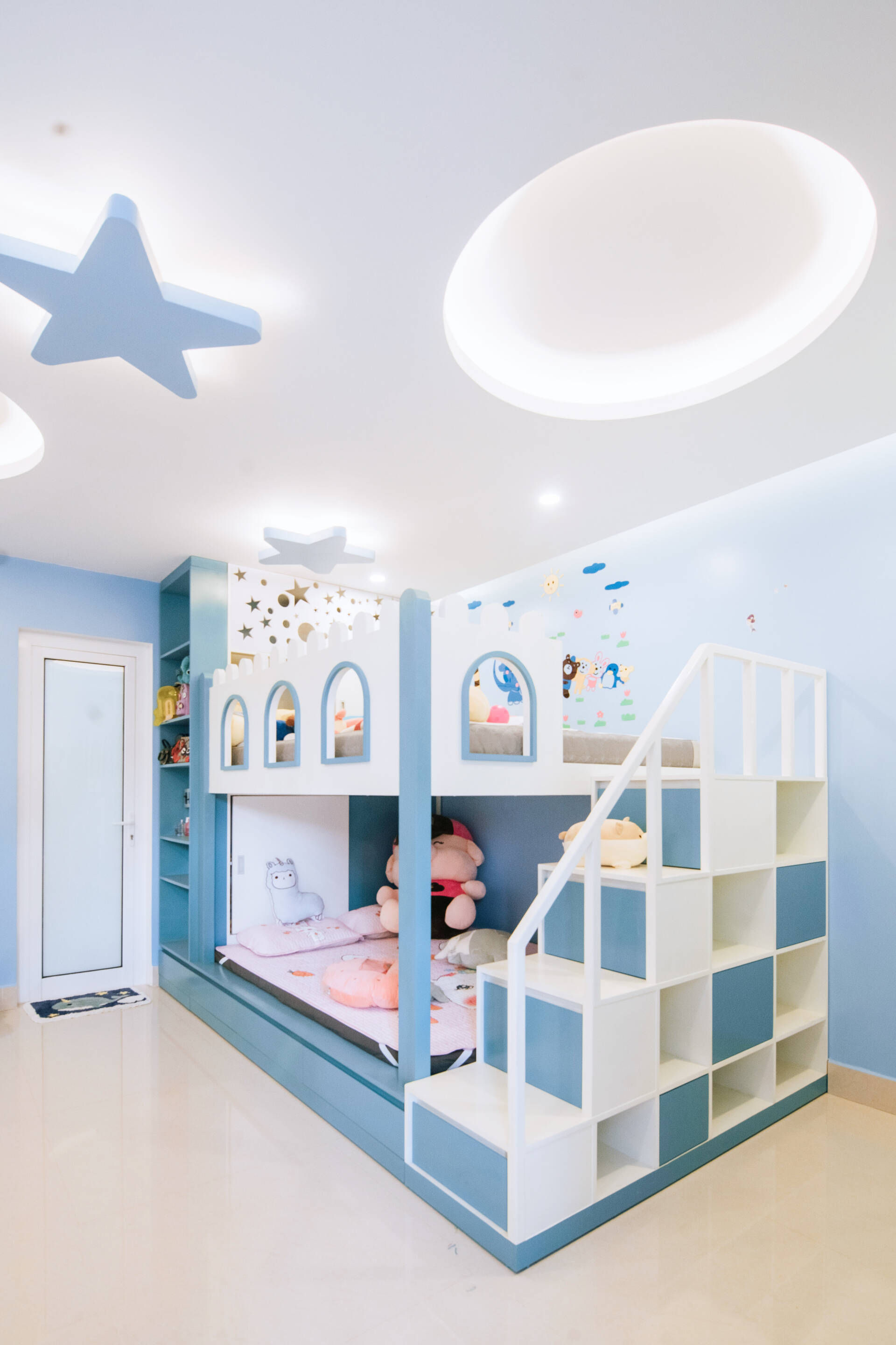 Phòng ngủ của các con được thiết kế dễ thương, mang gam màu trắng - xanh dương làm chủ đạo. 