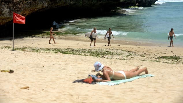 Đảo Bali mới chỉ đón du khách trong nước. Ảnh: AFP.